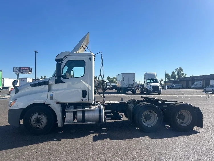 2019 Freightliner Cascadia - image 4