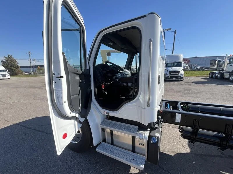 2026 Freightliner M2 106 in Cincinnati, OH — photo 9