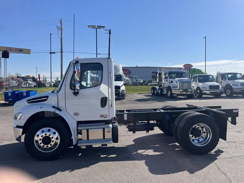 2026 Freightliner M2 106 in Cincinnati, OH — photo 4