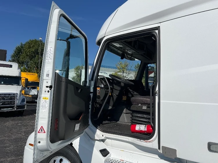 2022 Volvo VNL 760 - image 9