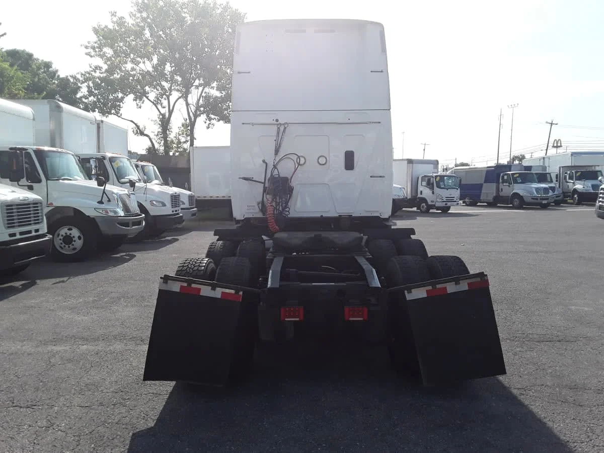 2021 International LT - image 5