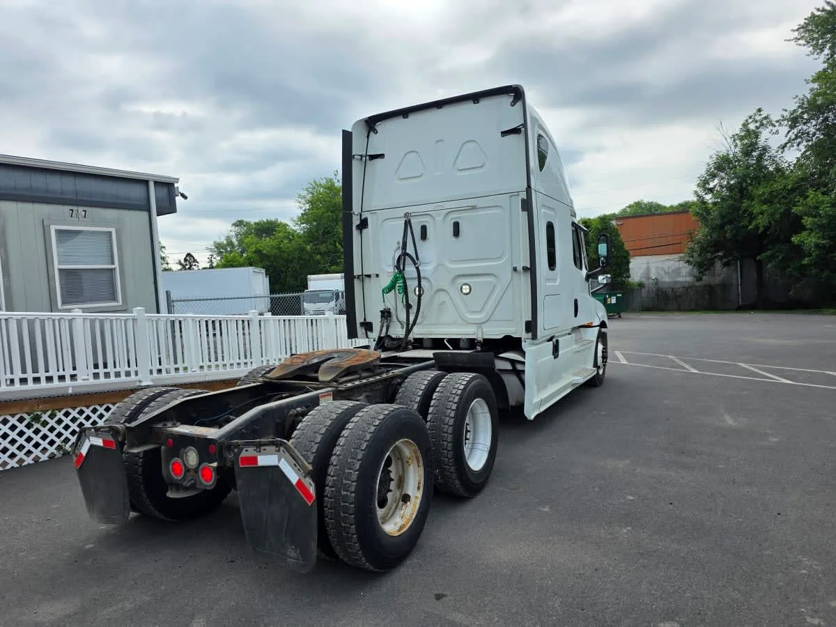 2022 Freightliner Cascadia in Bensalem, PA — photo 4