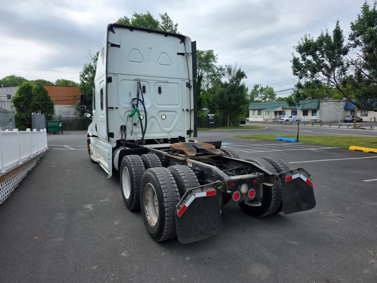 2022 Freightliner Cascadia in Bensalem, PA — photo 6