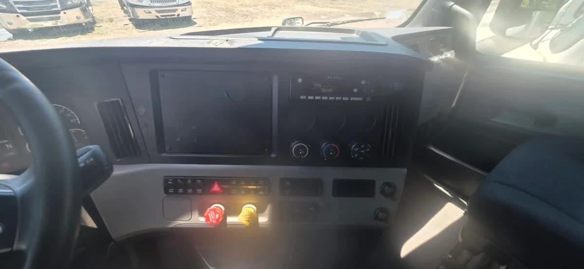 2022 Freightliner Cascadia in Bensalem, PA — photo 12