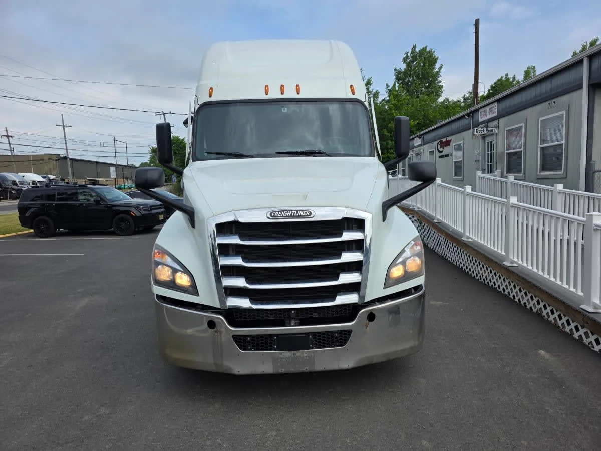 2022 Freightliner Cascadia in Bensalem, PA — photo 2
