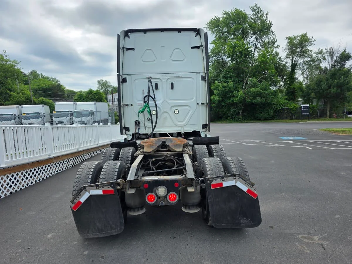 2022 Freightliner Cascadia in Bensalem, PA — photo 5
