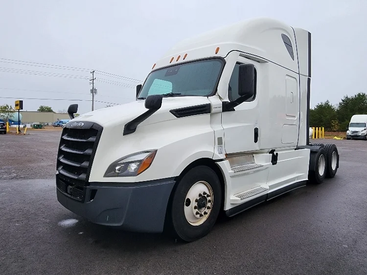 2021 Freightliner Cascadia in Brooklyn Park, MN — photo 3