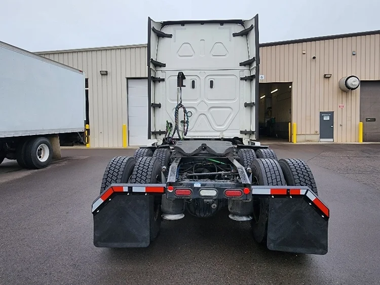2021 Freightliner Cascadia in Brooklyn Park, MN — photo 6