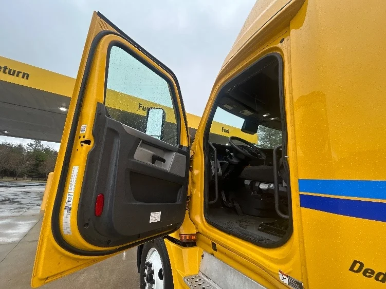 2022 Freightliner Cascadia in Tampa, FL — photo 9