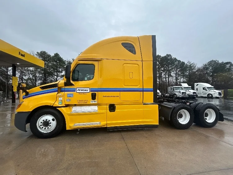 2022 Freightliner Cascadia in Tampa, FL — photo 4
