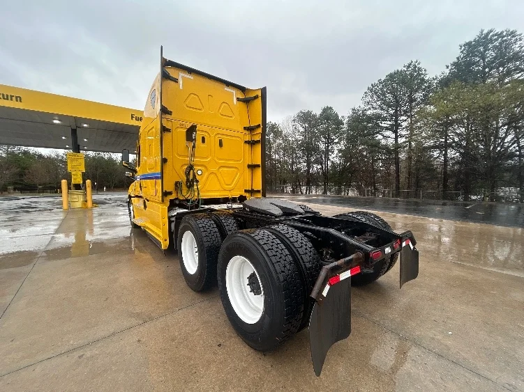 2022 Freightliner Cascadia in Tampa, FL — photo 5