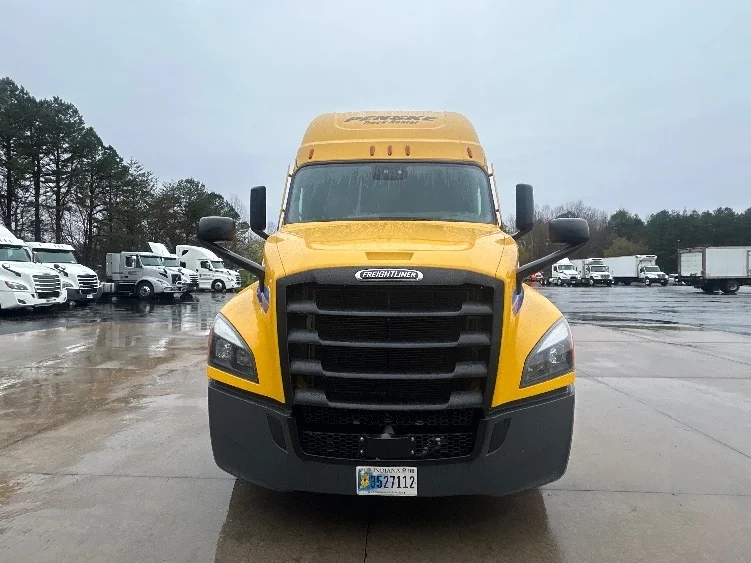 2022 Freightliner Cascadia in Tampa, FL — photo 2