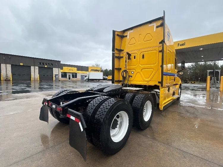 2022 Freightliner Cascadia in Tampa, FL — photo 7