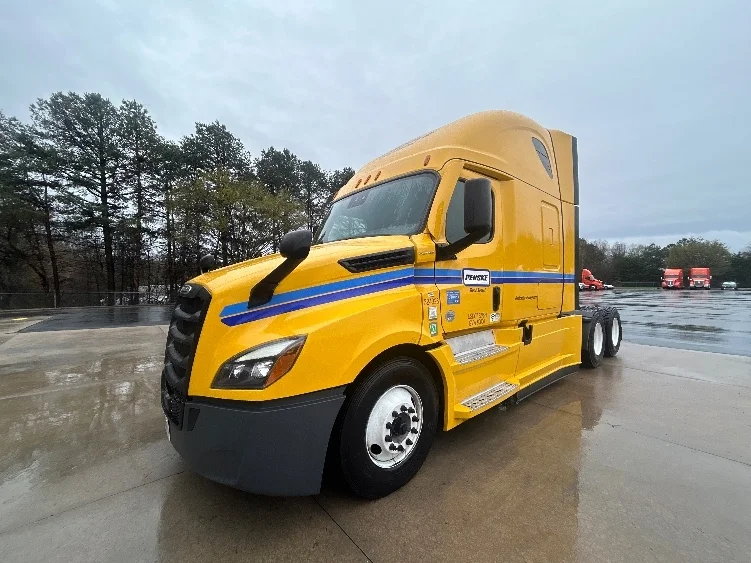 2022 Freightliner Cascadia in Tampa, FL — photo 3