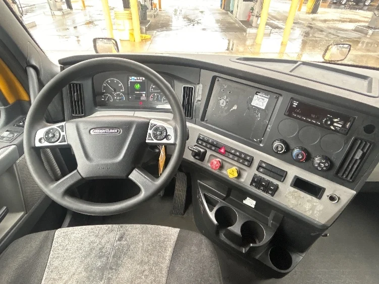 2022 Freightliner Cascadia in Tampa, FL — photo 10