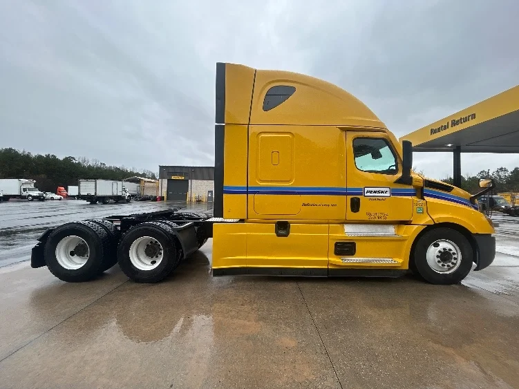 2022 Freightliner Cascadia in Tampa, FL — photo 8
