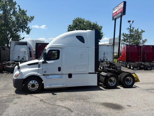 2020 Freightliner Cascadia in Greensboro, NC — photo 2