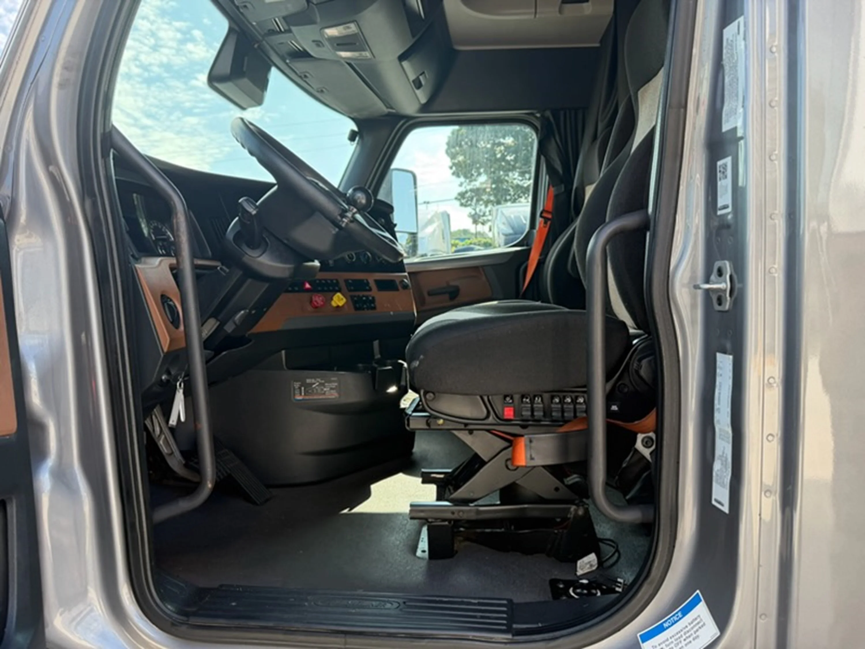 2022 Freightliner Cascadia — photo 8