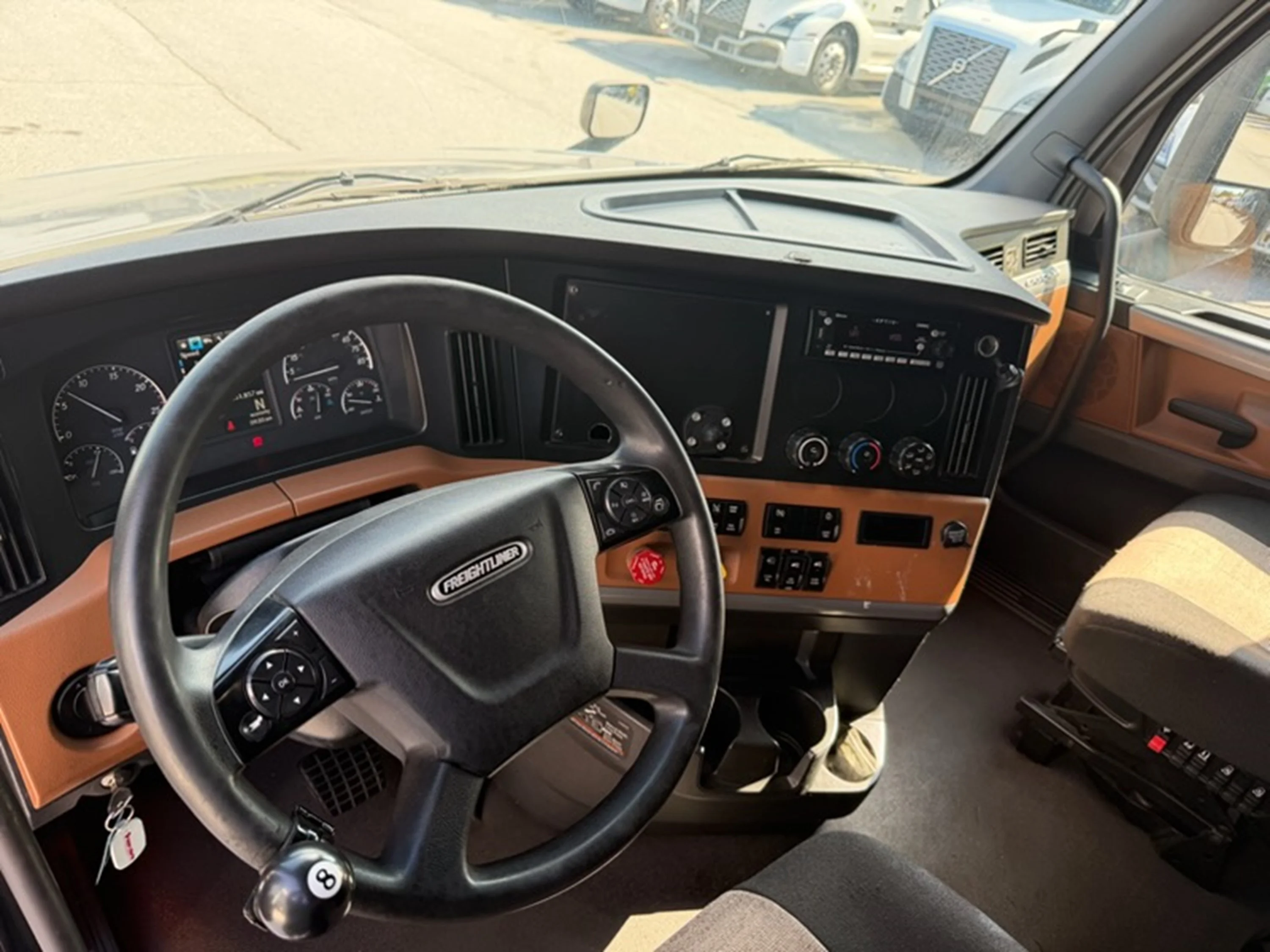 2022 Freightliner Cascadia — photo 9