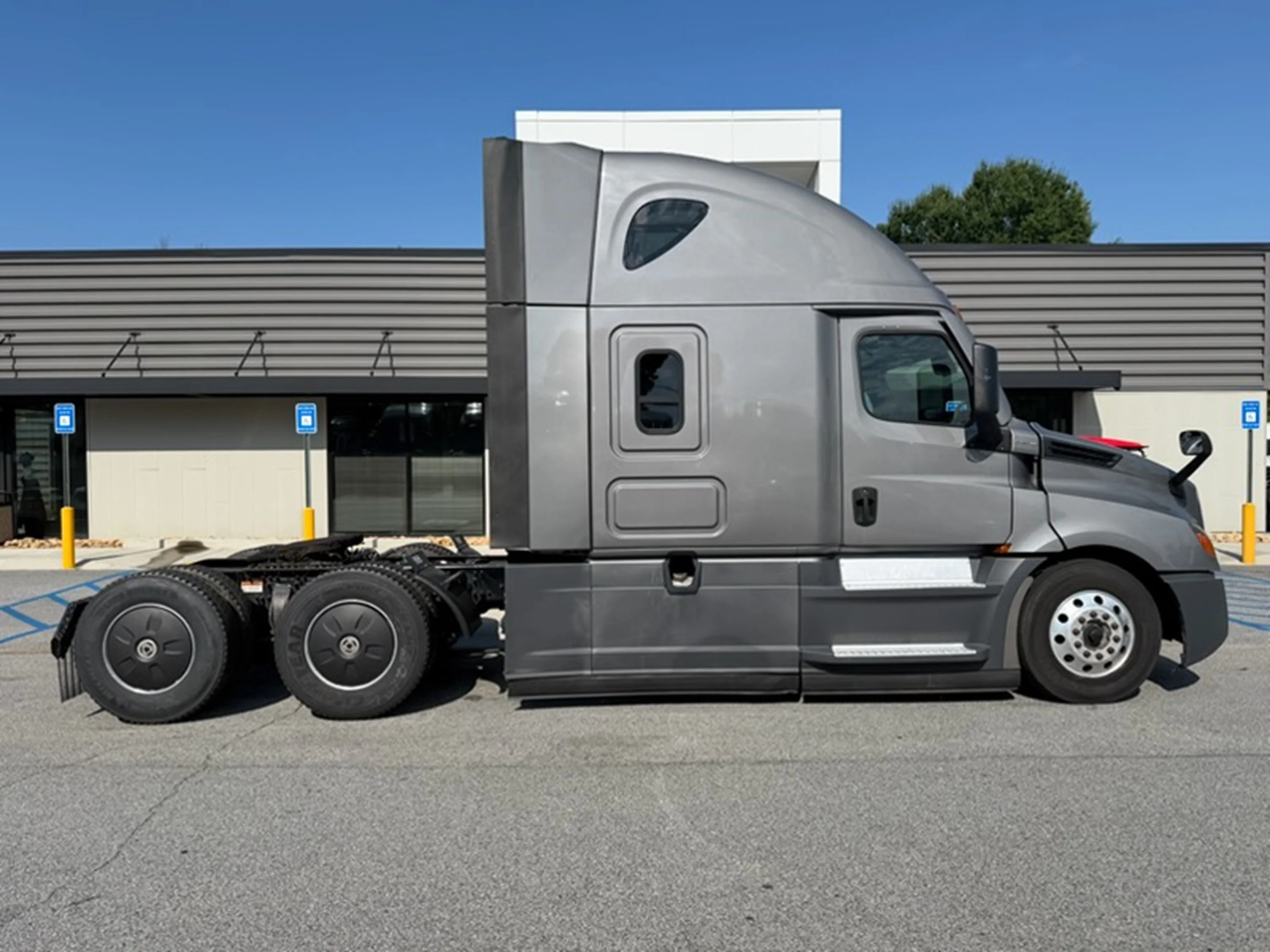 2022 Freightliner Cascadia — photo 2
