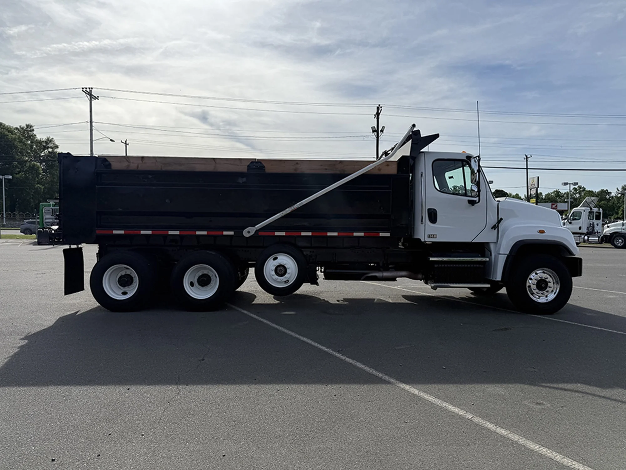 2015 Freightliner 114SD - image 3