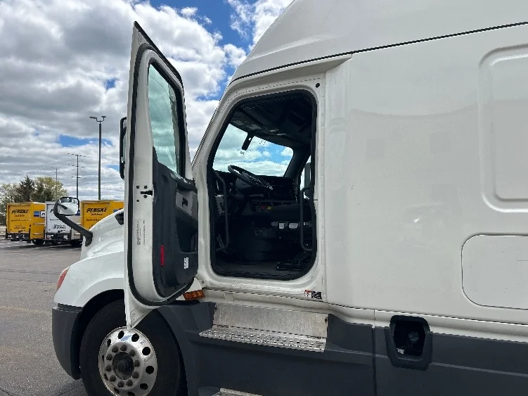 2022 Freightliner Cascadia in Sacramento, CA — photo 9