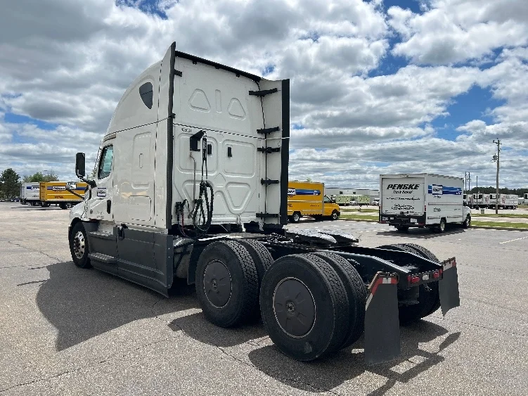 2022 Freightliner Cascadia in Sacramento, CA — photo 5