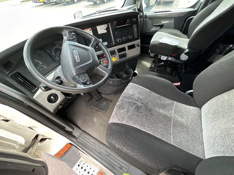 2022 Freightliner Cascadia in Sacramento, CA — photo 10