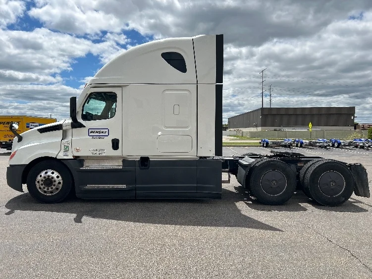 2022 Freightliner Cascadia in Sacramento, CA — photo 4