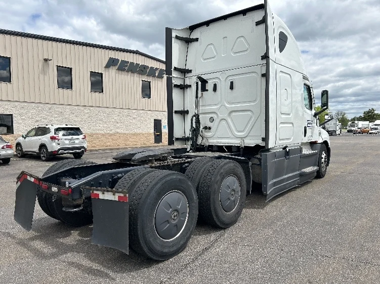 2022 Freightliner Cascadia in Sacramento, CA — photo 7