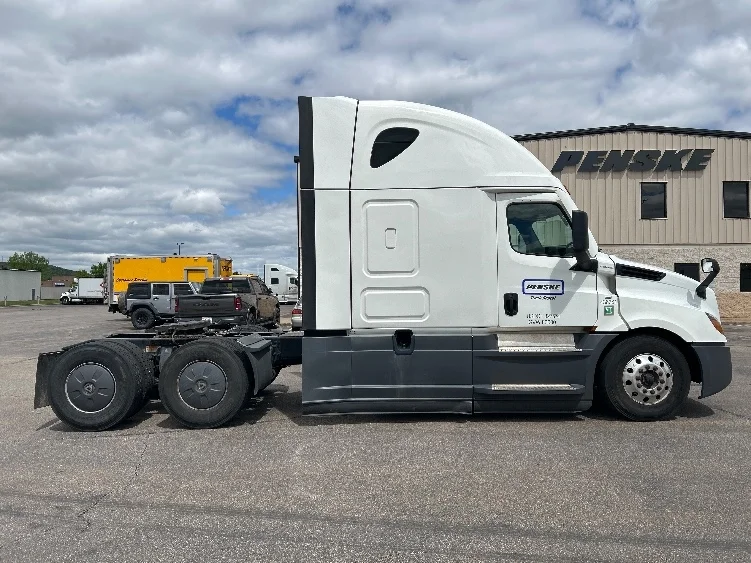 2022 Freightliner Cascadia in Sacramento, CA — photo 8