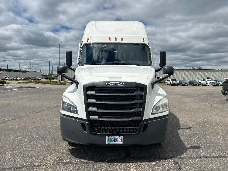 2022 Freightliner Cascadia in Sacramento, CA — photo 2