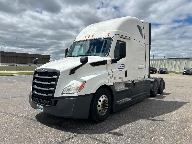 2022 Freightliner Cascadia in Sacramento, CA — photo 3