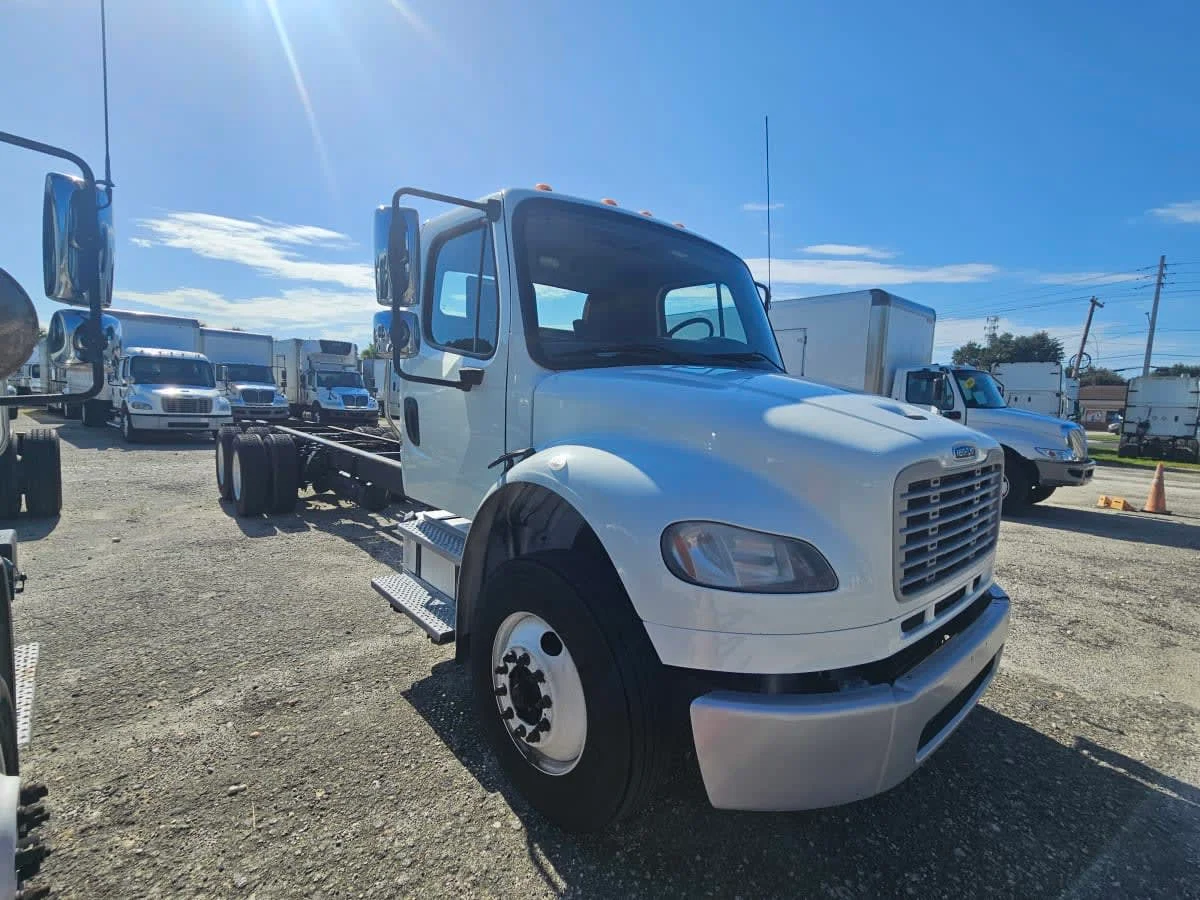 2020 Freightliner M2 106 in Orlando, FL — photo 3
