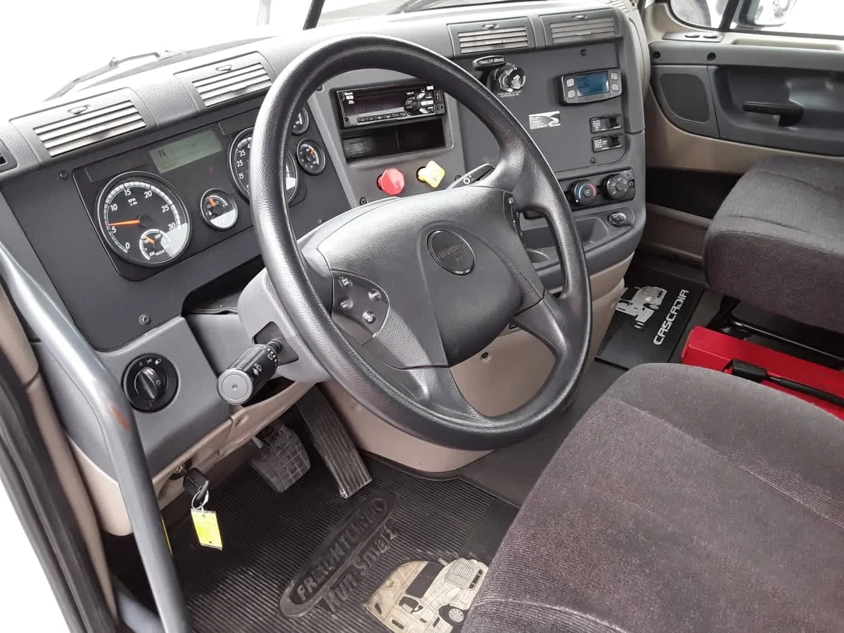 2018 Freightliner Cascadia in Allentown, PA — photo 7