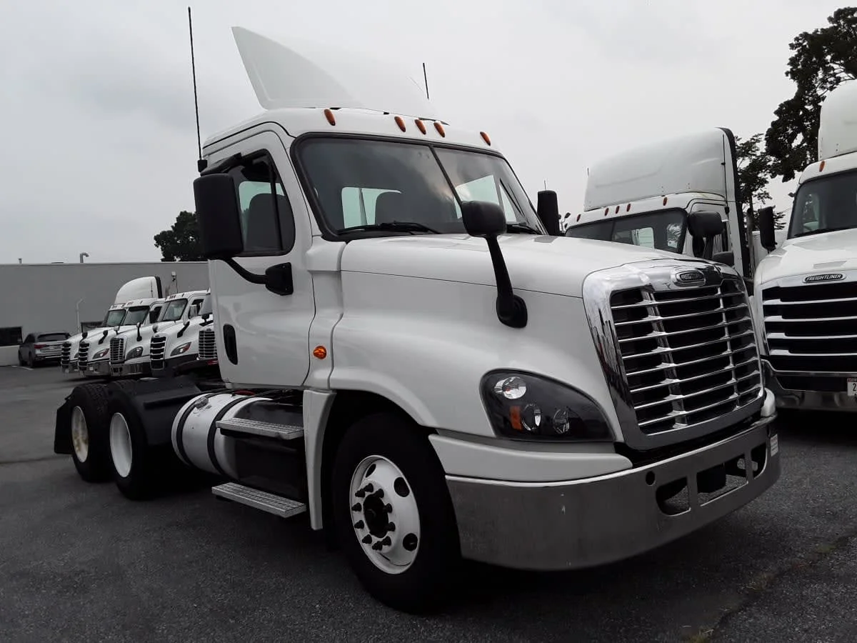 2018 Freightliner Cascadia - image 3