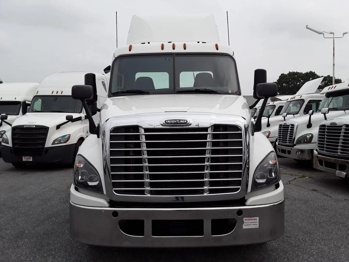 2018 Freightliner Cascadia - image 2