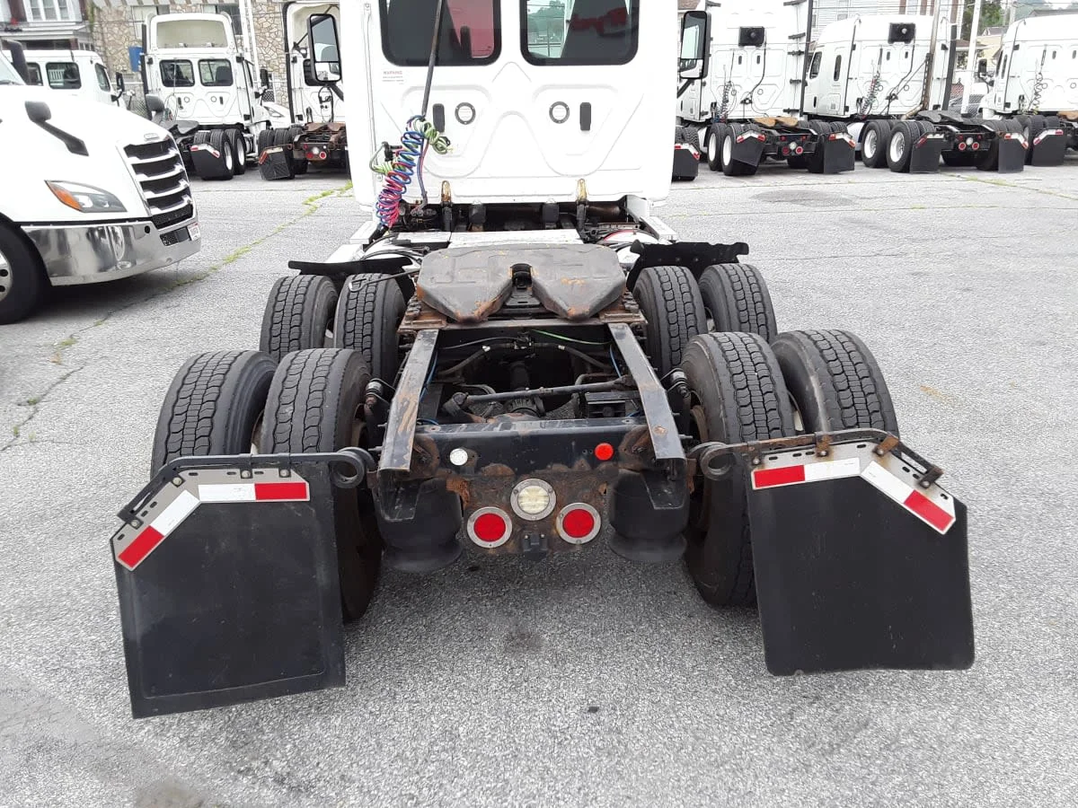 2018 Freightliner Cascadia in Allentown, PA — photo 11