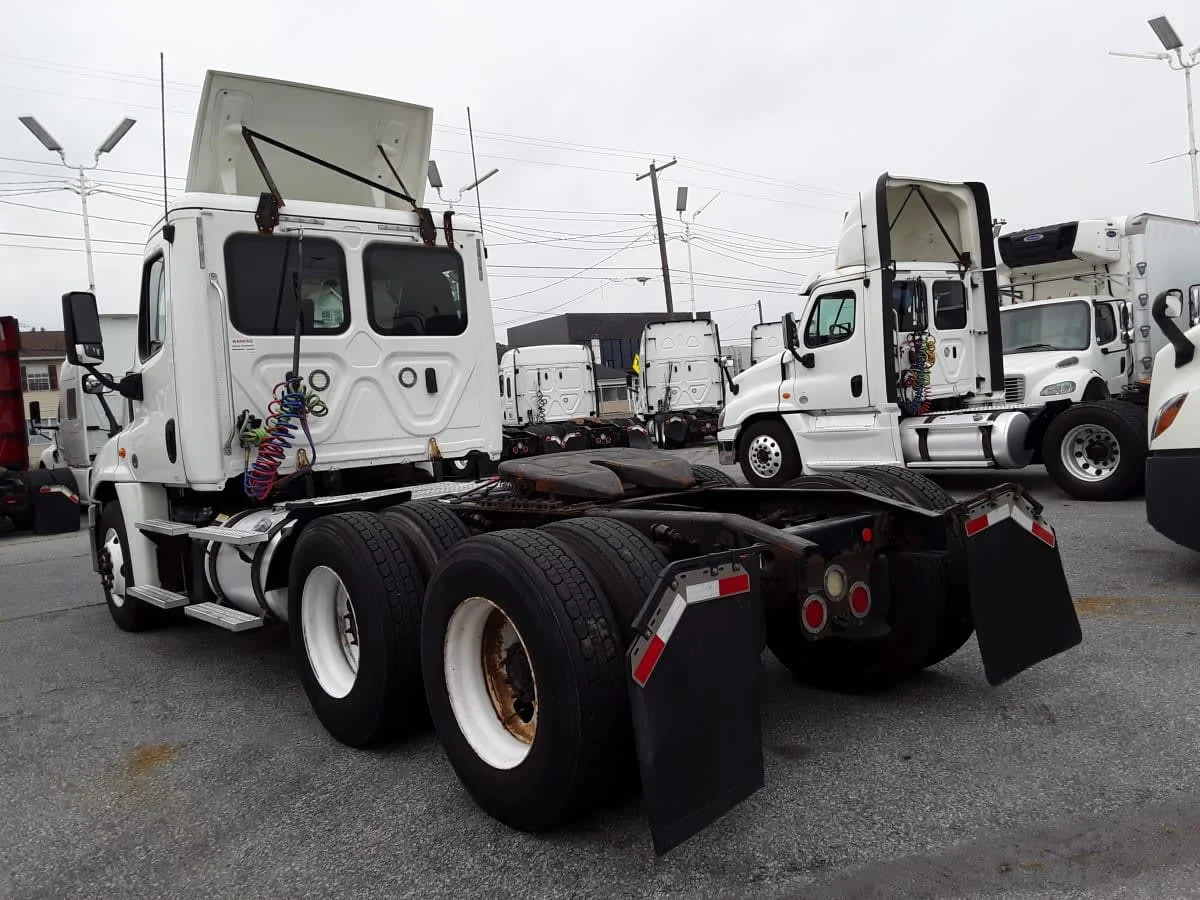 2018 Freightliner Cascadia in Allentown, PA — photo 6