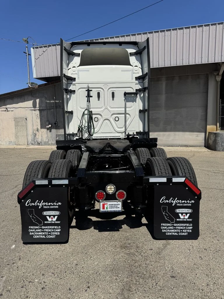 2022 Freightliner Cascadia — photo 4