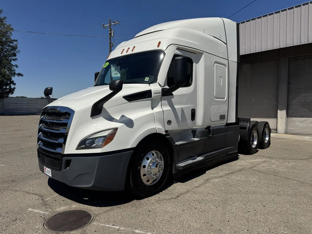 2022 Freightliner Cascadia — photo 2
