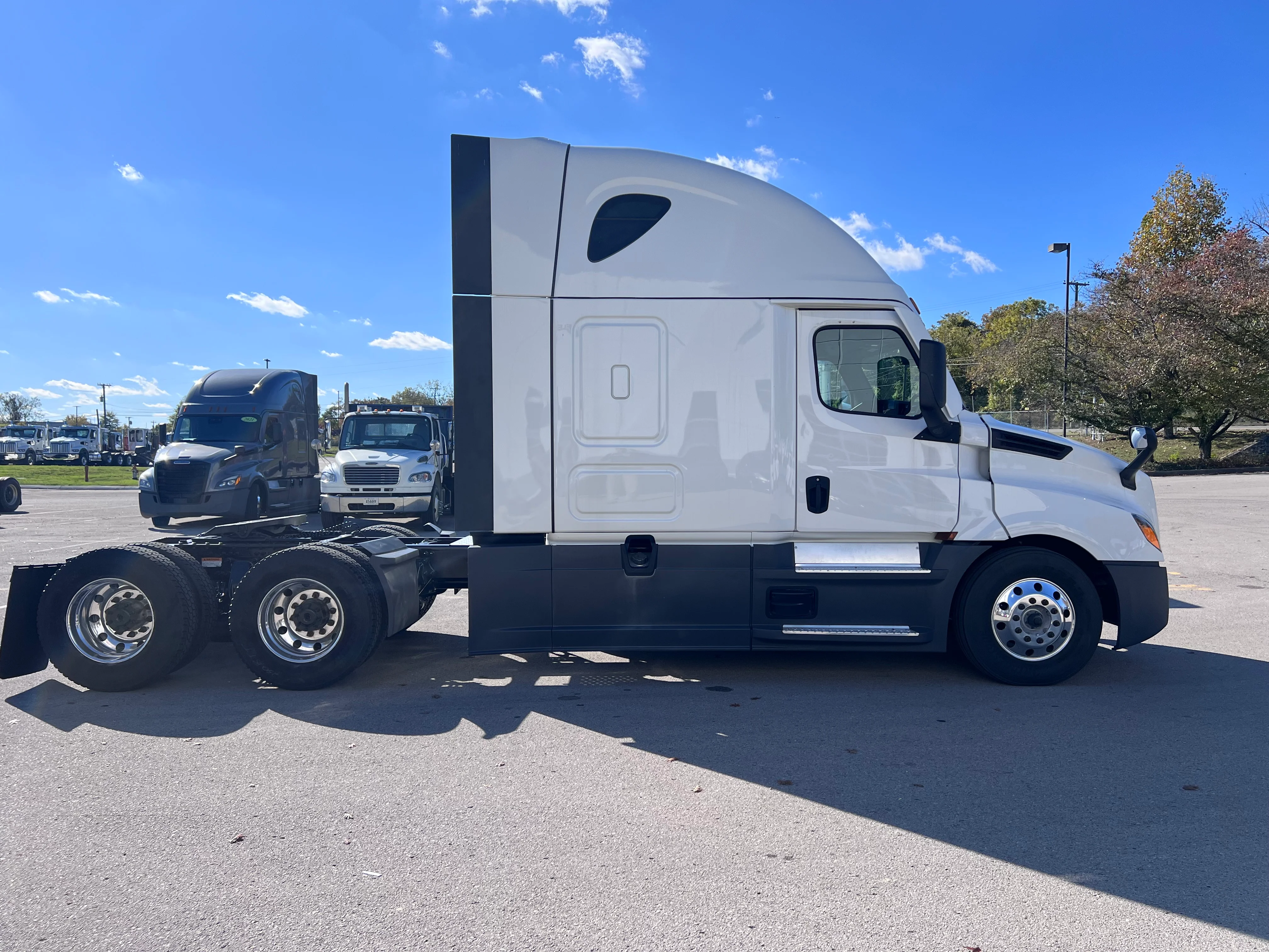 2023 Freightliner Cascadia in Nashville Isuzu, TN — photo 7