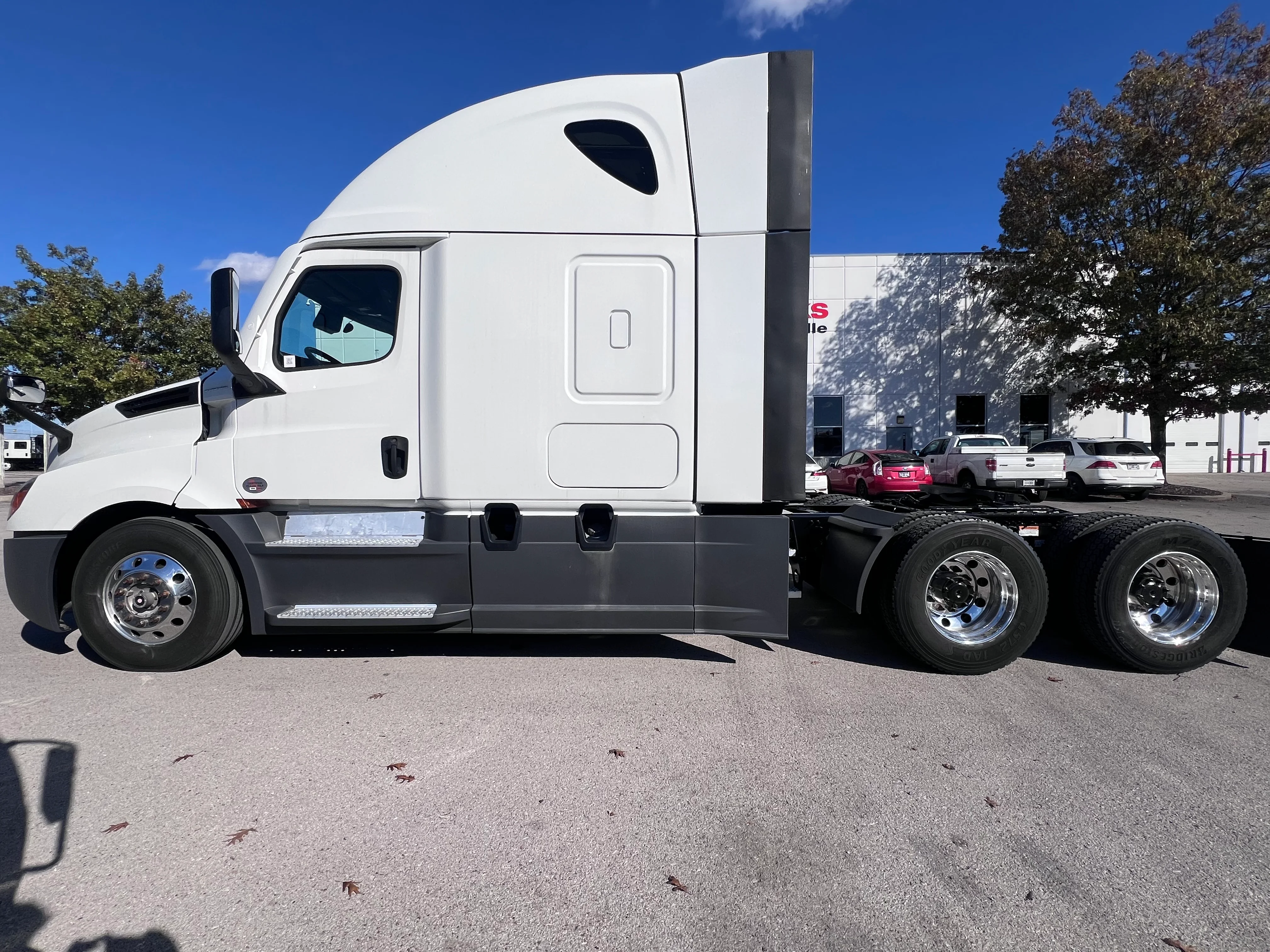 2023 Freightliner Cascadia in Nashville Isuzu, TN — photo 2
