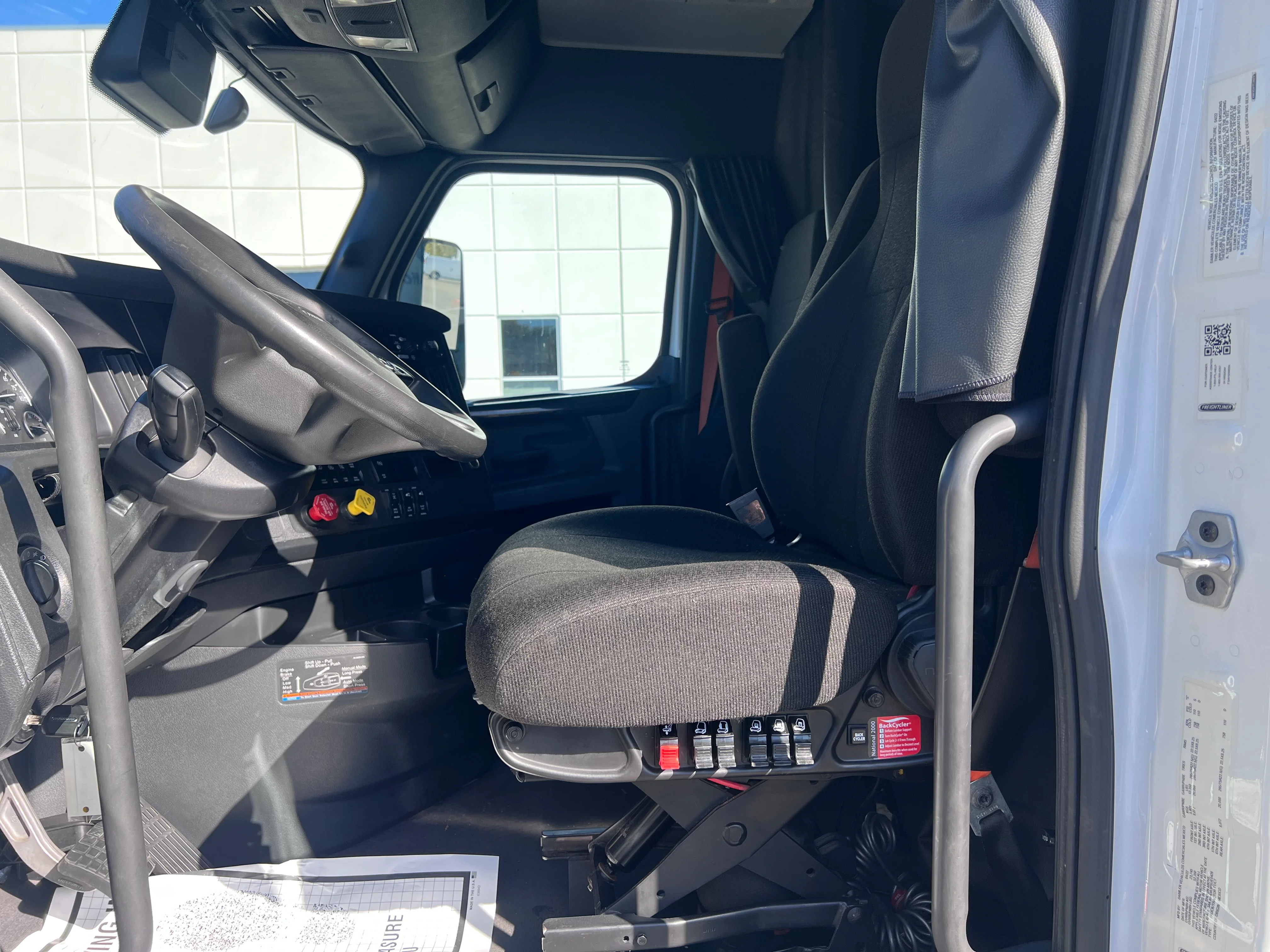 2023 Freightliner Cascadia in Nashville Isuzu, TN — photo 14