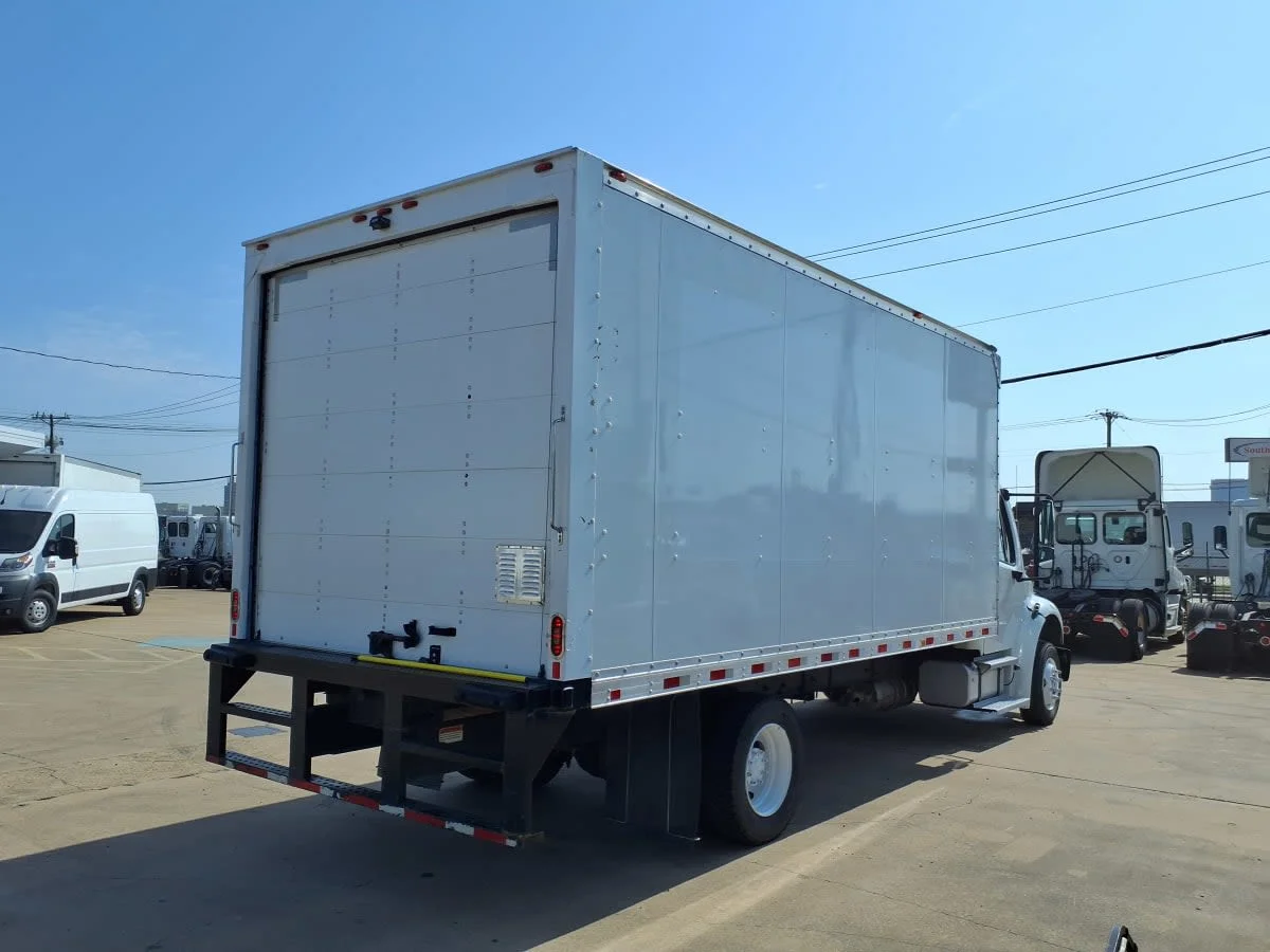 2022 Freightliner M2 106 in Dallas, TX — photo 4