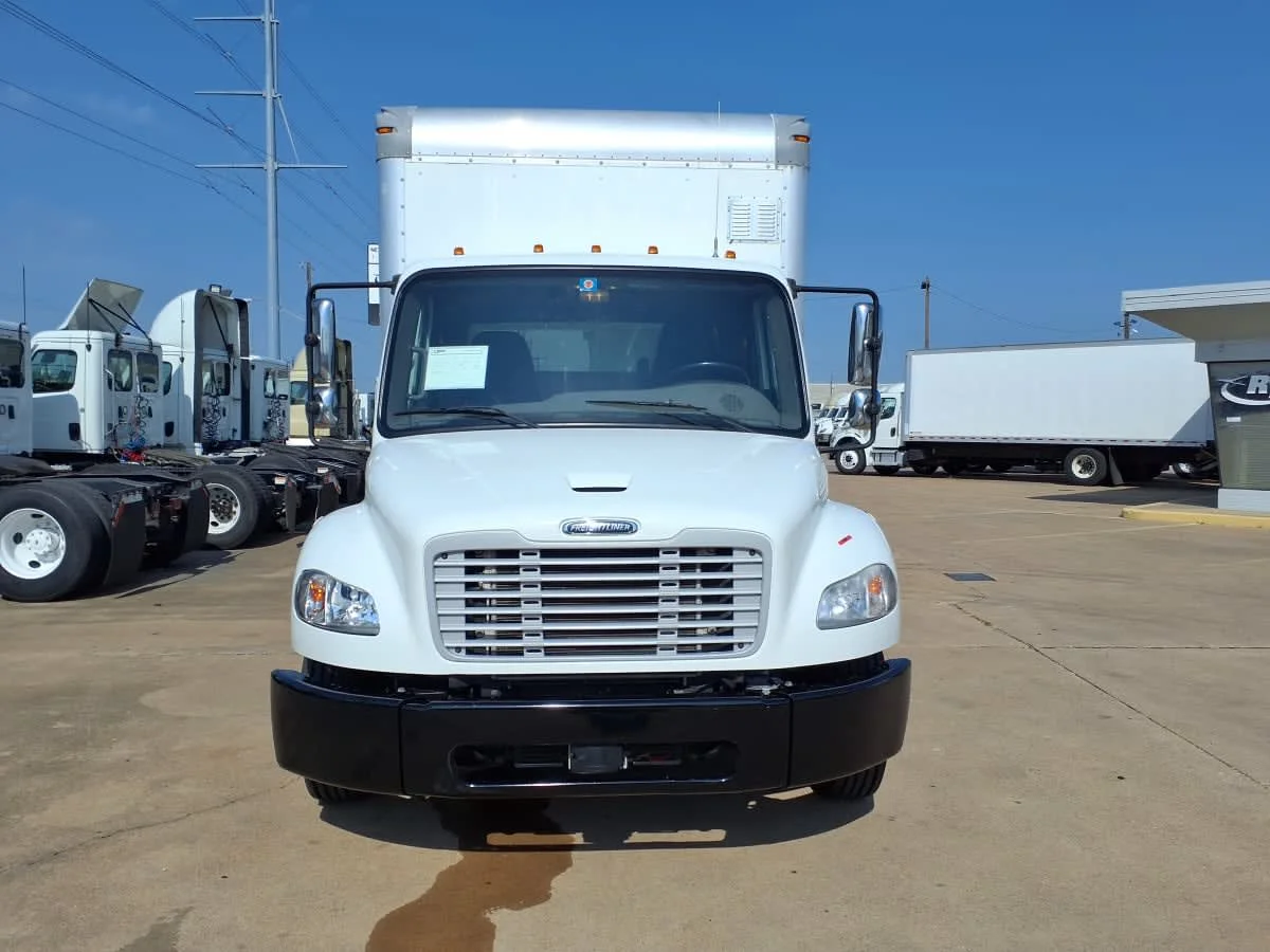 2022 Freightliner M2 106 in Dallas, TX — photo 2