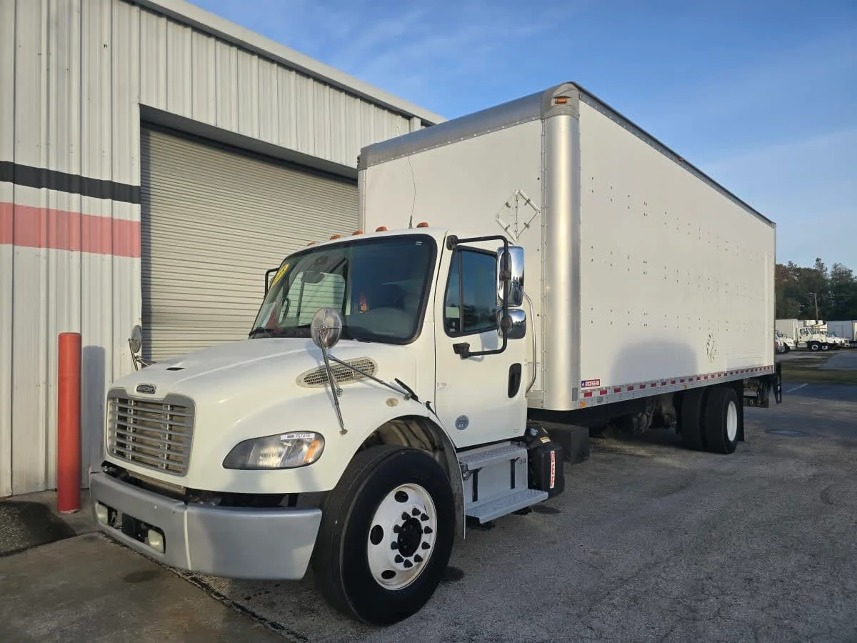 2018 Freightliner M2 106 in Tampa, FL — photo 3