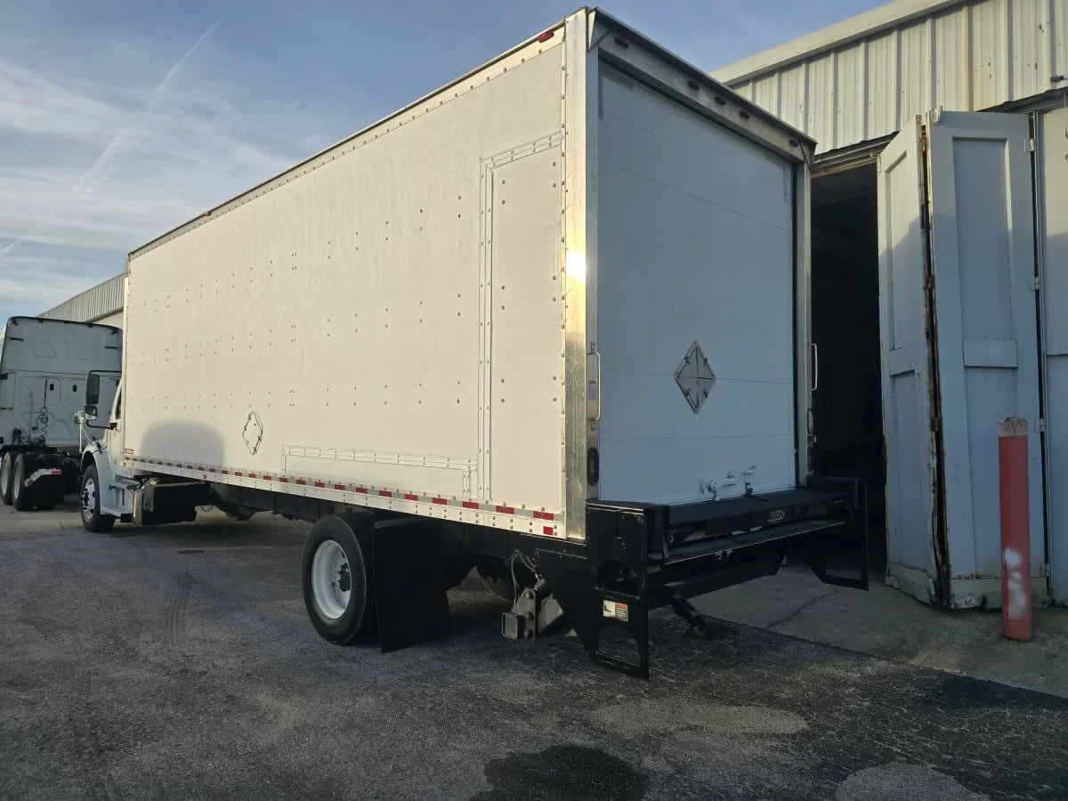 2018 Freightliner M2 106 in Tampa, FL — photo 4