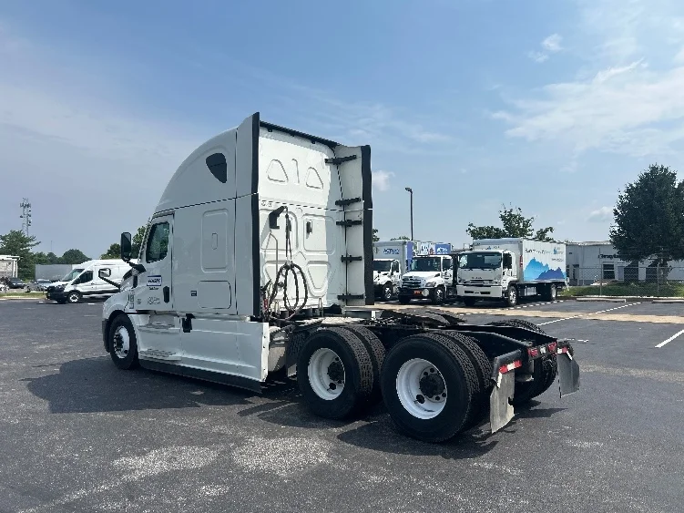 2022 Freightliner Cascadia in New Castle, DE — photo 5