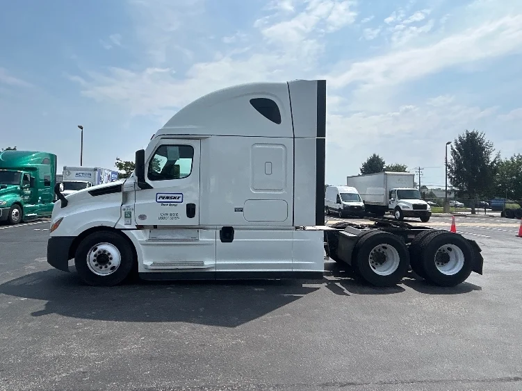 2022 Freightliner Cascadia in New Castle, DE — photo 4